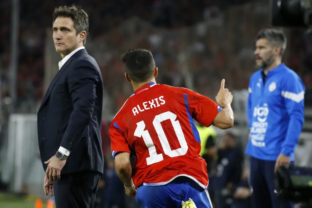 Guillermo Barros Schelotto sufrió con Alexis Sánchez en un amistoso que Chile le ganó a Paraguay con un gol olímpico del Maravilla. (Andrés Piña/Photosport).