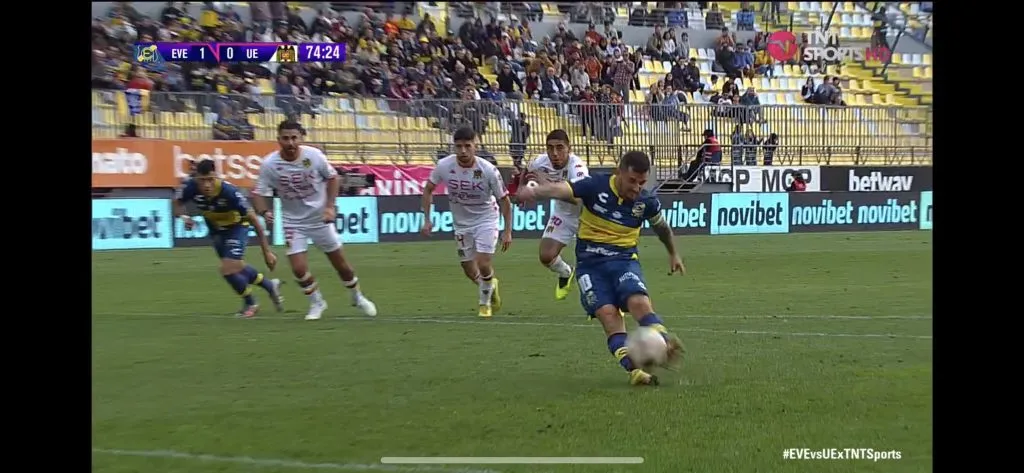 Juan Cuevas comete el doble toque de balón en su penal ante Unión Española. Foto: Captura.