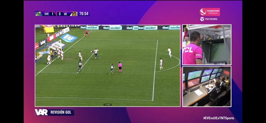 El VAR advierte de la situación al árbitro, quien revisa la jugada. Foto: Captura.