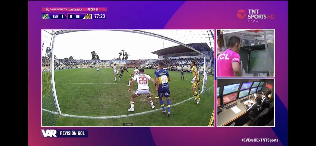 El juez no atendió a la recomendación del VAR y terminó por validar la jugada, y el gol a Everton. Foto: Captura.