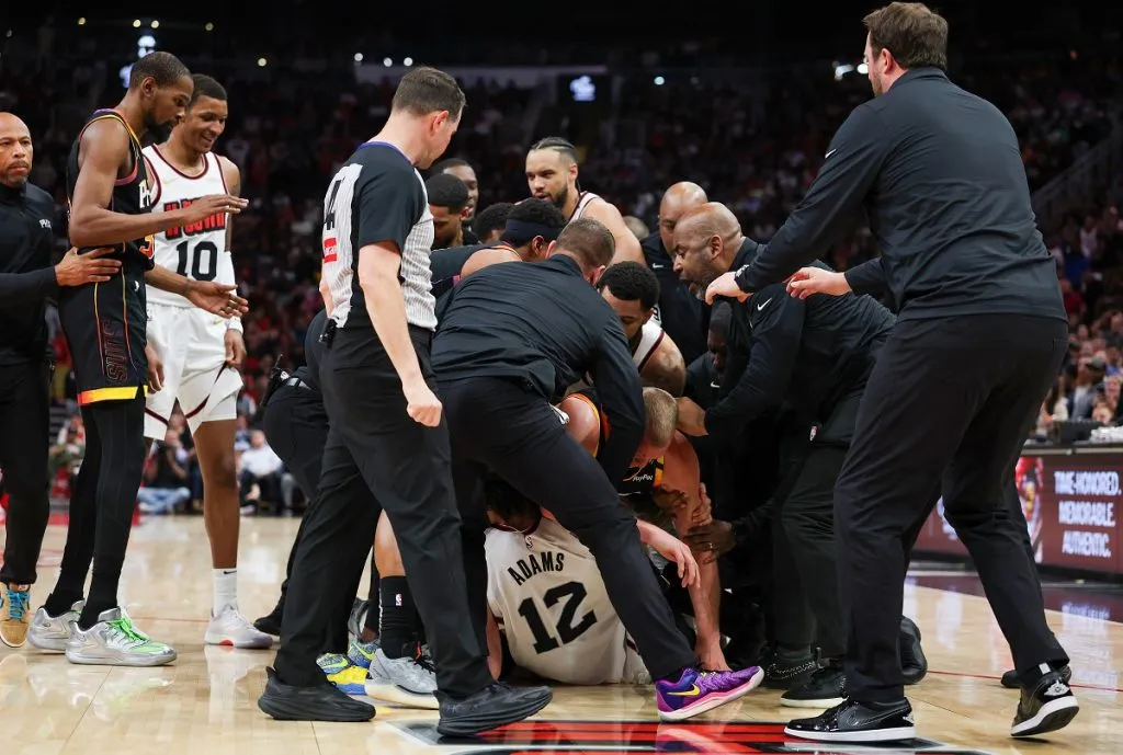 Mason Plumlee y Steven Adams en una pelea (Getty Imgaes).