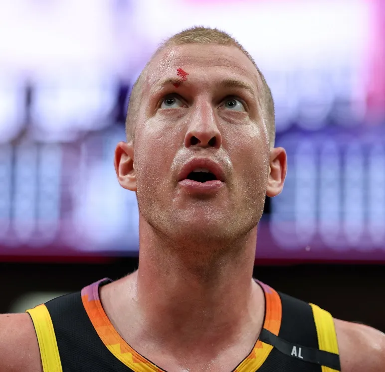 Mason Plumlee terminó sangrando (Getty Images).