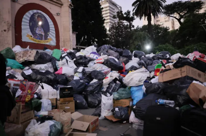 Parte de la ayuda que ha llegado a Bahía Blanca. (Getty Images).