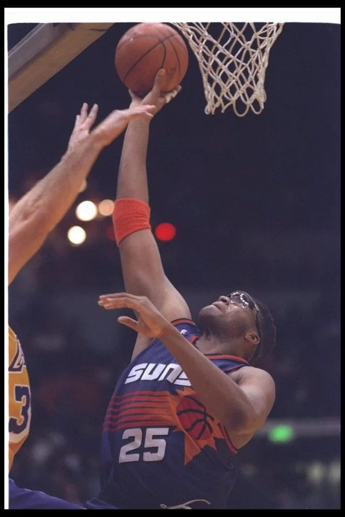 Oliver Miller de los Phoenix Suns en 1994 (Getyy Images).