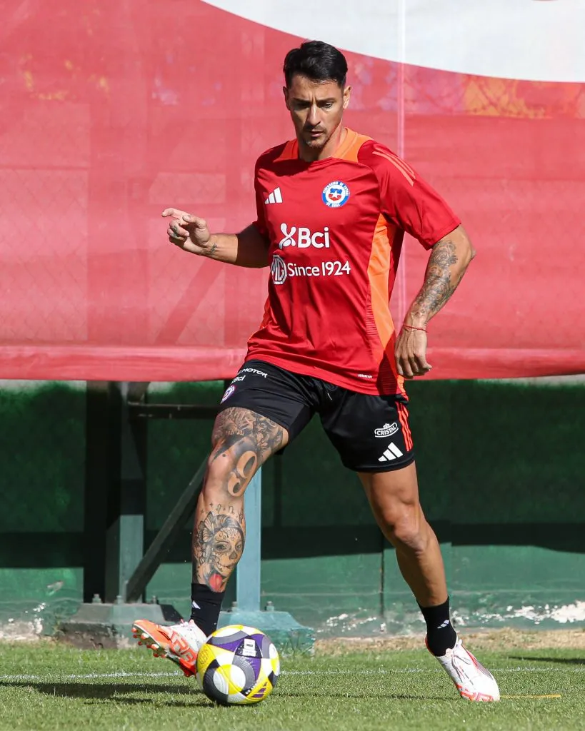 Fernando Zampedri ilusiona a Arturo Vidal en la Roja. Foto: Comunicaciones FFCh.