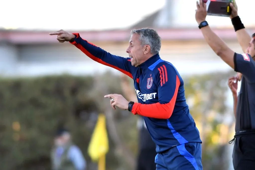 Álvarez juega al misterio, pero se infiere que Leandro Fernández sale de la titularidad en la U por rendimiento.