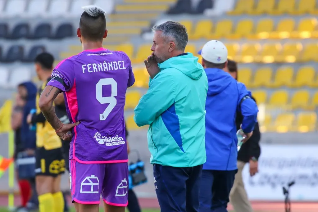 Gustavo Álvarez deja en la banca a Leandro Fernández para la visita de la U a Audax Italiano. Foto: Photosport.