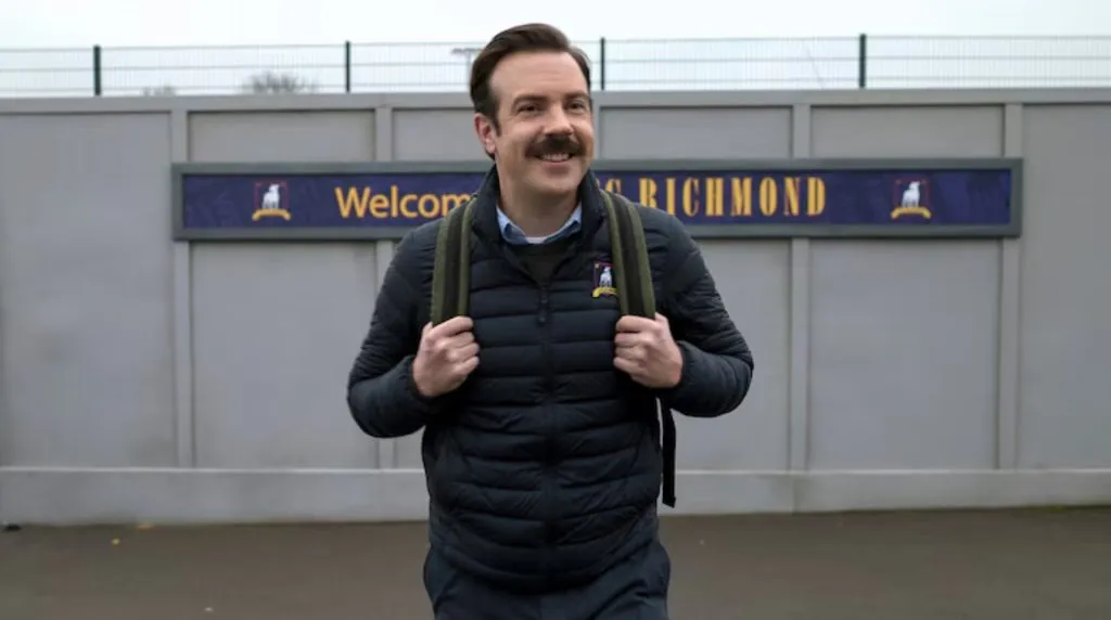 Ted Lasso se vuelve a poner el traje para dirigir en la cuarta entrega. Foto: AppleTV+