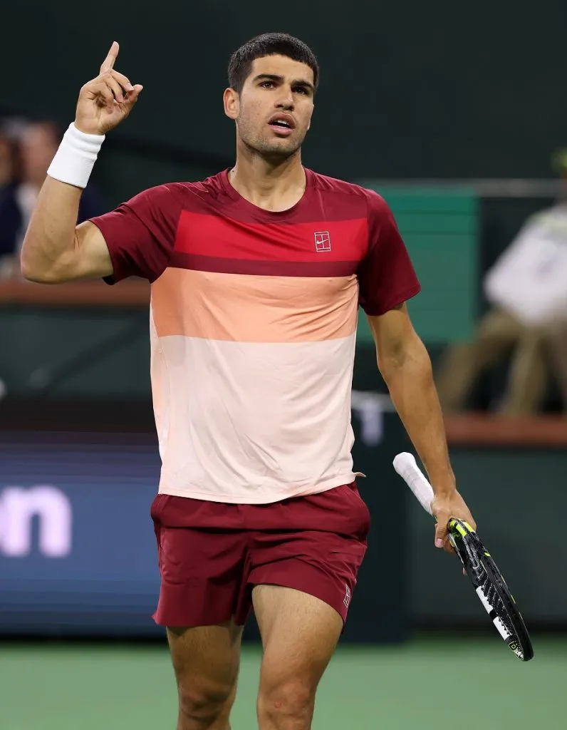 Carlos Alcaraz celebra tras un tiro ganador ante Francisco Cerundolo en Indian Wells (Getty Images).