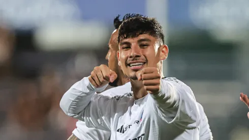 Alexander Oroz pide cancha en Colo Colo anotando ante Santiago Morning.