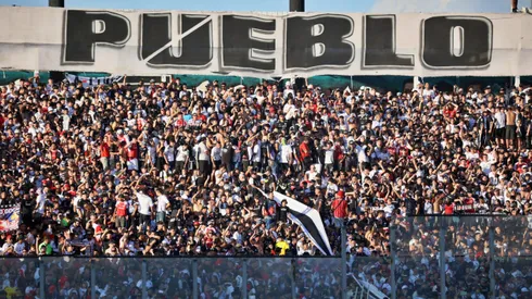 Un finlandés se a ver un partido de Colo Colo a la Garra Blanca.