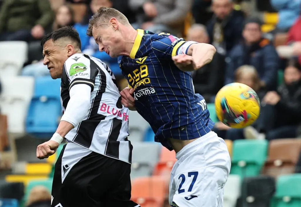 Alexis apareció como titular en Udinese, pero no logró destacar contra Hellas Verona y fue reemplazado.