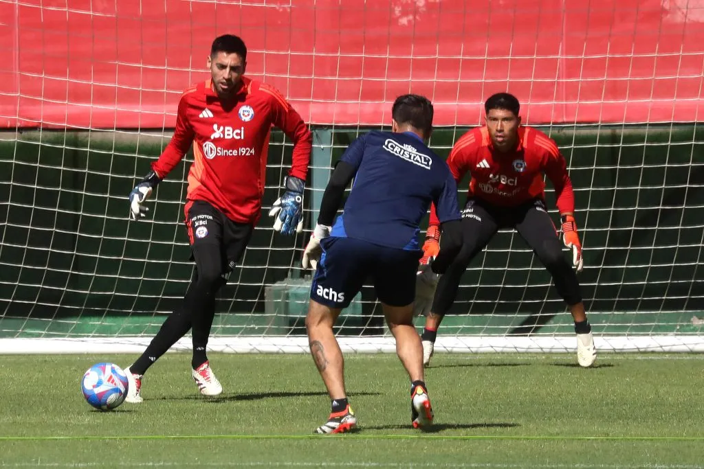 Brayan Cortés ha sido el titular, pero su momento le abre la opción a Gabriel Castellón y Lawrence Vigouroux. Foto: Photosport.