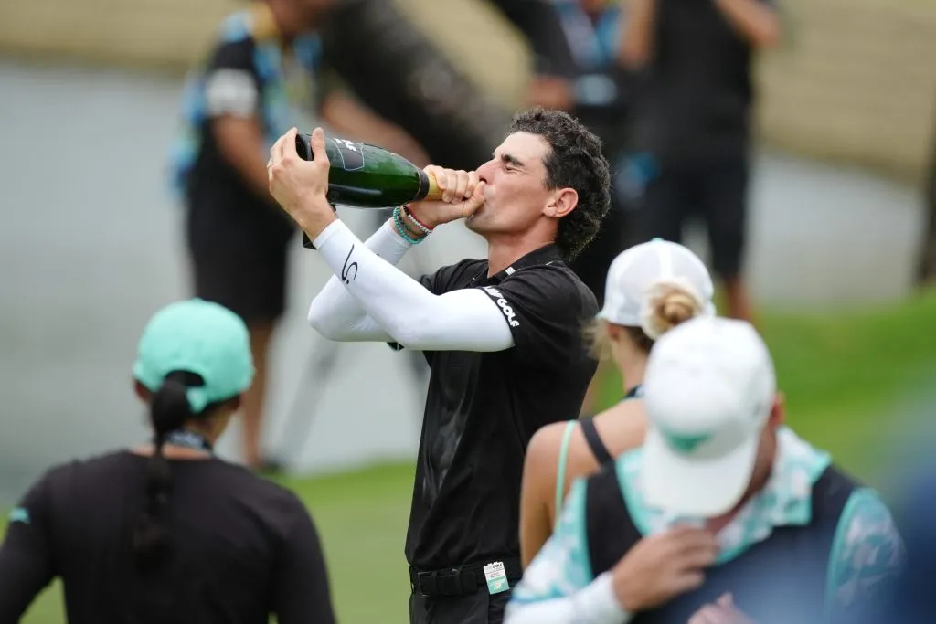 Joaquin Niemann celebró su 2° título en la LIV Golf en menos de un mes en Singapur. (Foto: Thananuwat Srirasant/Getty Images)