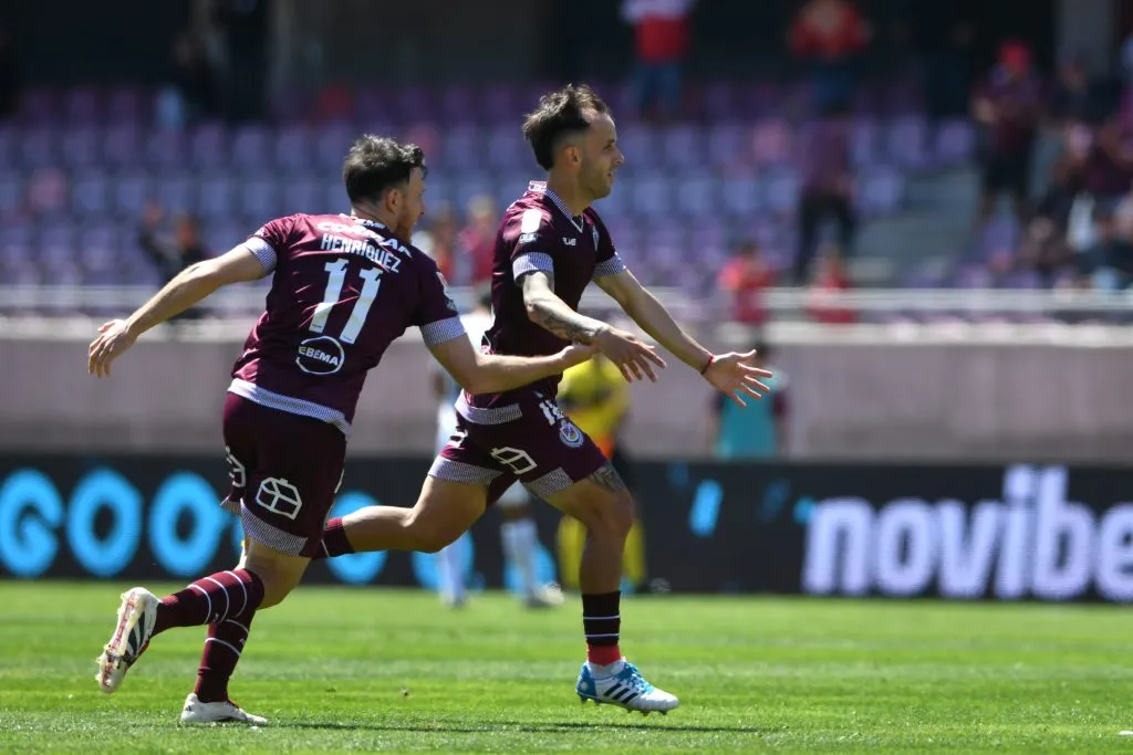 Sebastián Gallegos anotó un verdadero golazo para darle el triunfo a La Serena ante La Calera y así escalar en la tabla de posiciones. Foto: Photosport.