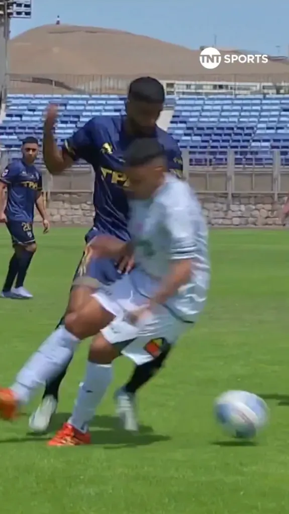 Augusto Barrios eludió así a Diego Torres. (Captura TNT Sports).