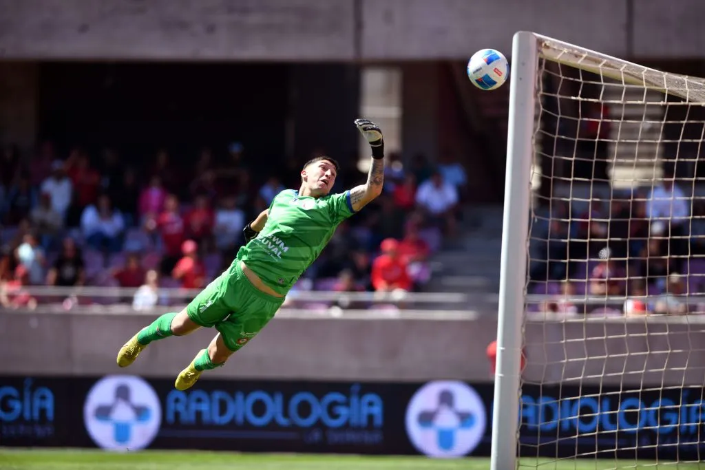 Así entró la pelota de Seba Gallegos ante La Calera. (Alejandro Pizarro Ubilla/Photosport).