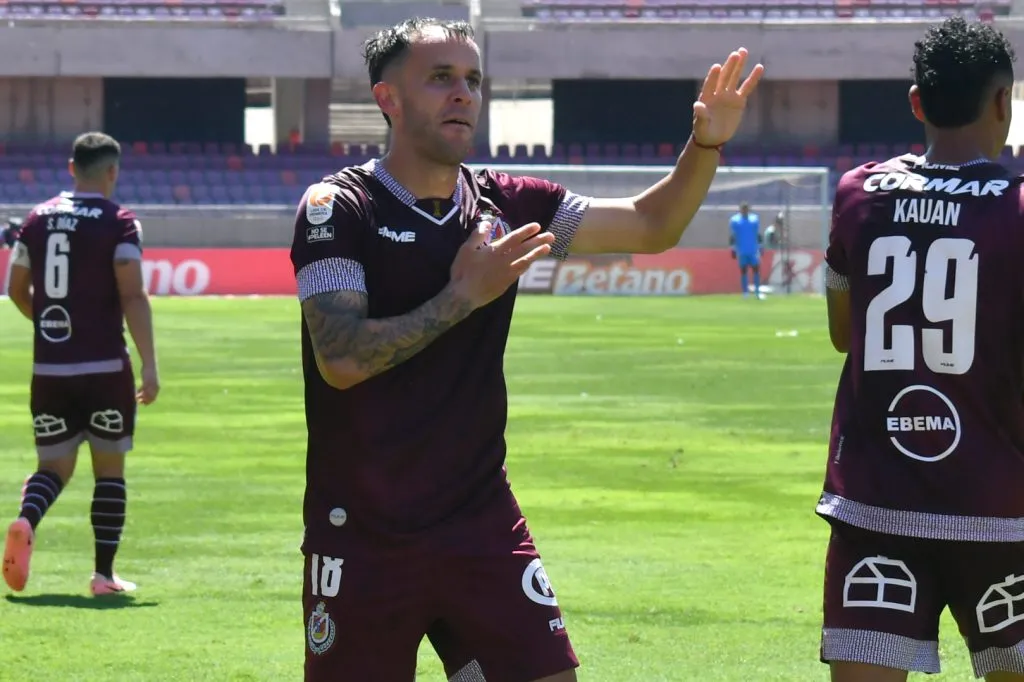 Otra imagen del festejo de Sebastián Gallegos. (Alejandro Pizarro Ubilla/Photosport).