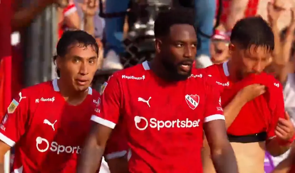 Cabral, Angulo y Loyola celebran el 1-1 de Independiente ante Racing de Avellaneda. (Captura ESPN).