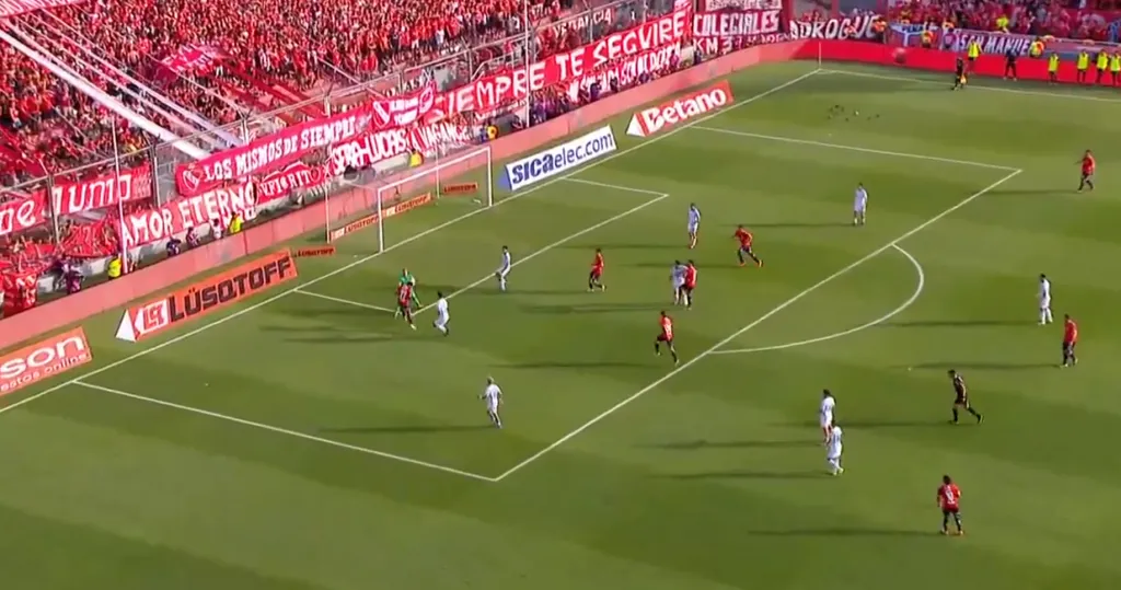 Cabral está en la parte inferior derecha, muy cerca del árbitro y observa cómo termina su pase-gol. (Captura ESPN).