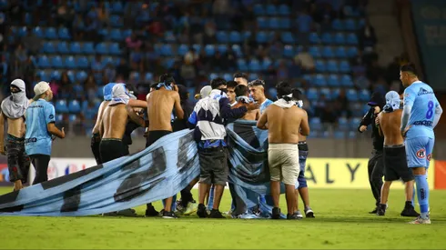 La invasión de los encapuchados en los 72 minutos del partido.