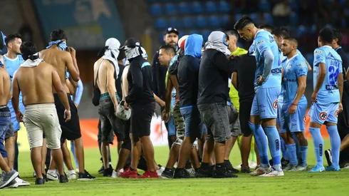 Hinchas invadieron la cancha y encararon al plantel de Deportes Iquique por los malos resultados.