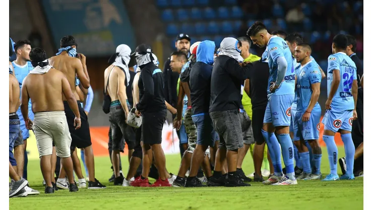 Hinchas invadieron la cancha y encararon al plantel de Deportes Iquique por los malos resultados.