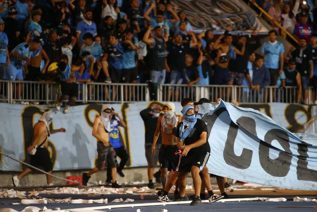 Hinchas de Deportes Iquique invadieron la cancha para apretar al plantel por los malos resultados. Foto: Photosport.