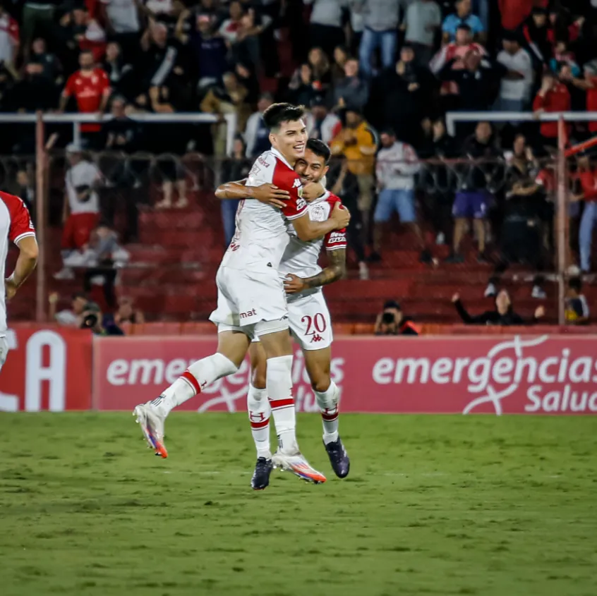 El festejo de Emmanuel Ojeda junto a Leonel Pérez en Huracán. (Foto: Huracán).