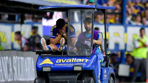 Williams Alarcón salió en camilla y entre lagrimas de la cancha de La Bombonera tras su lesión que tiene diagnóstico y tiempo de recuperación.