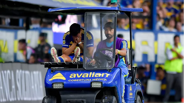 Williams Alarcón salió en camilla y entre lagrimas de la cancha de La Bombonera tras su lesión que tiene diagnóstico y tiempo de recuperación.