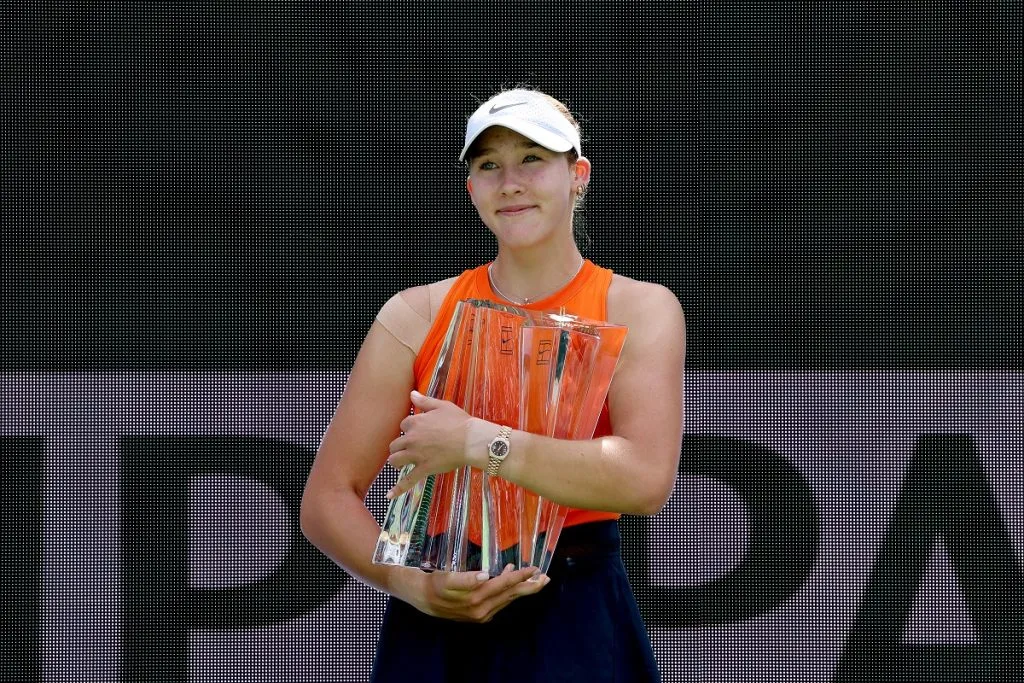 Mirra Andreeva con el trofeo del Indian Wells 2025 tras vencer a Aryna Sabalenka (Getty Images).