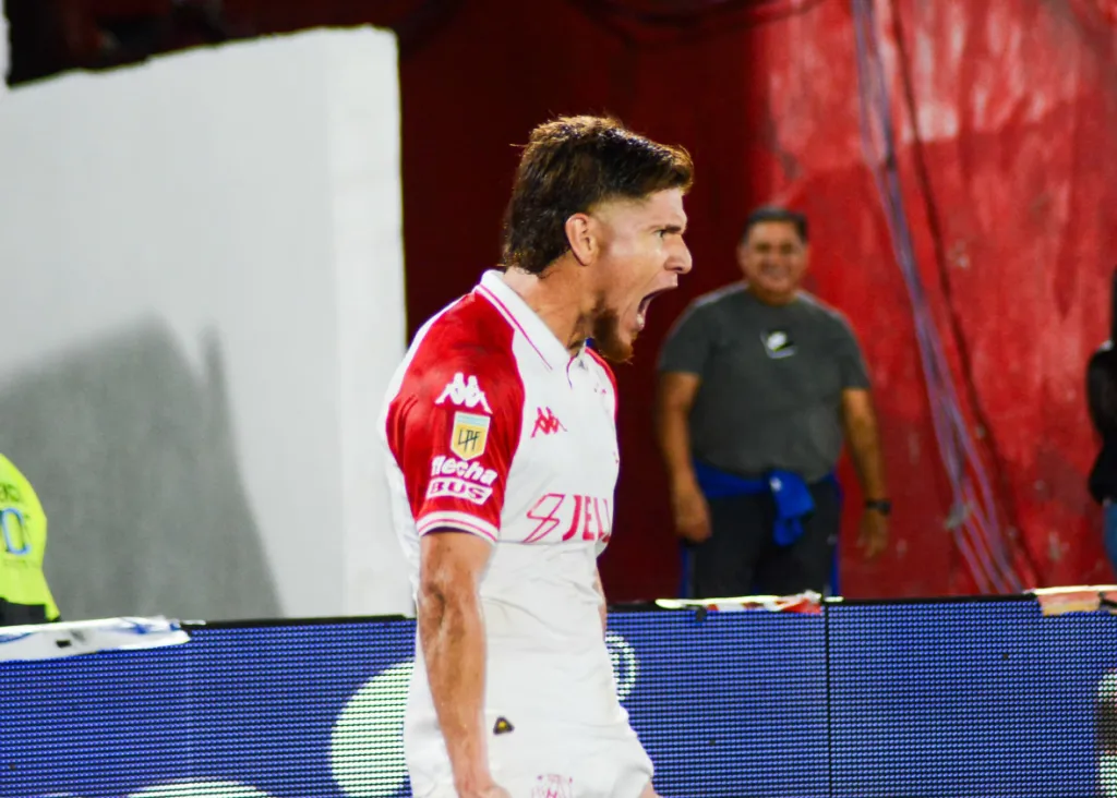 Leonardo Gil festeja el gol de Ojeda que nació de un córner suyo. (Foto: Huracán).