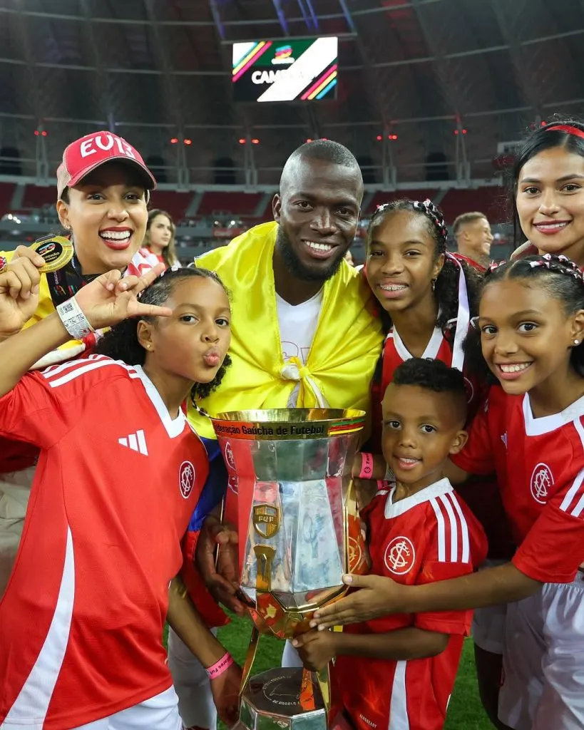 El festejo familiar de Enner Valencia tras vencer al Gremio de Quinteros. (Foto: SC Internacional).
