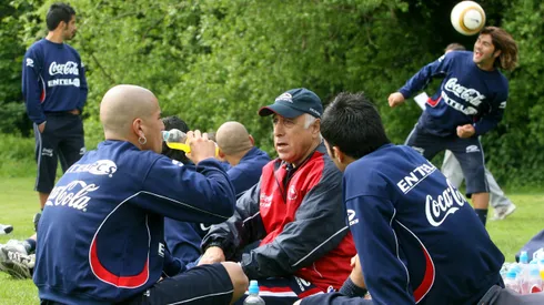 Nelson Acosta sorprendió a jugadores de la Roja con mujeres en un hotel de Dublín.