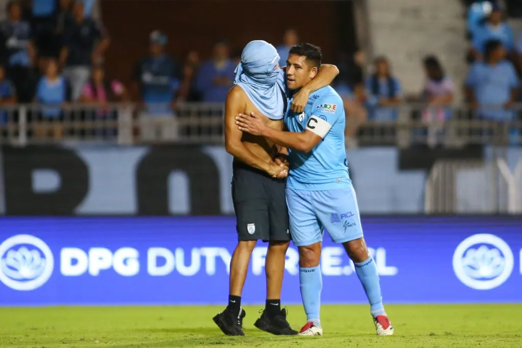 Hans Salinas dio la cara ante los hinchas de Iquique que invadieron el campo de juego. (Alex Diaz/Photosport).