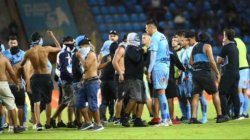 Steffan Pino en plena invasión de la cancha en el Tierra de Campeones.
