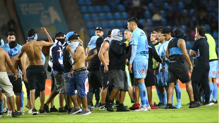 Steffan Pino en plena invasión de la cancha en el Tierra de Campeones.