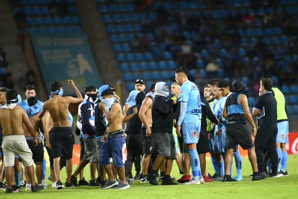 En Iquique quedó la escoba con los jugadores y sus hinchas-delincuentes