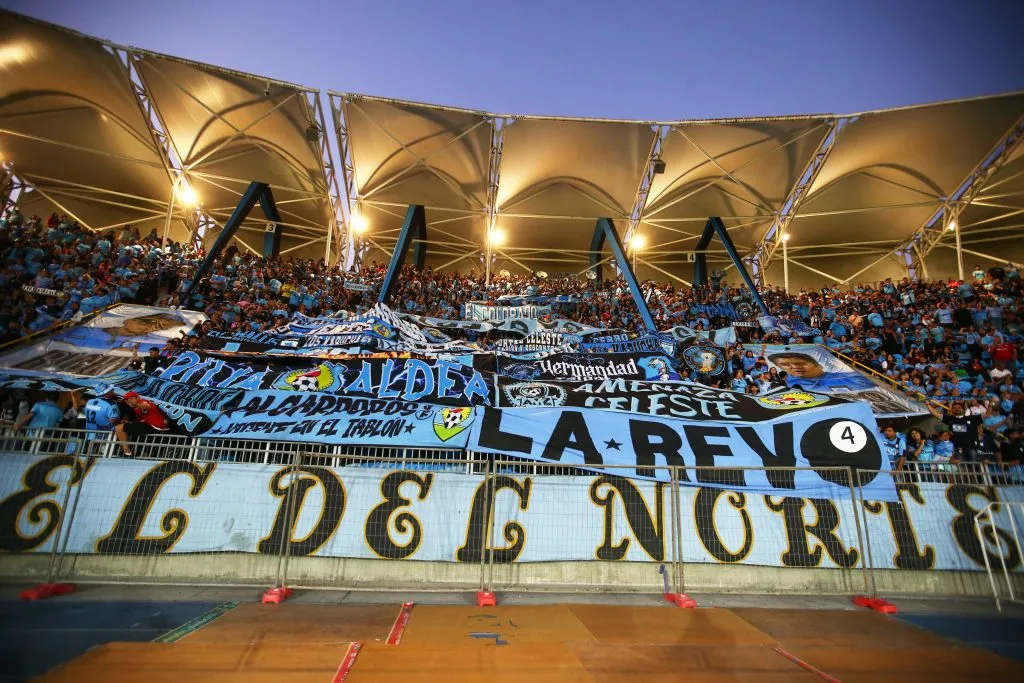 La hinchada de Deportes Iquique en el suspendido duelo ante Unión Española. (Alex Diaz/Photosport).