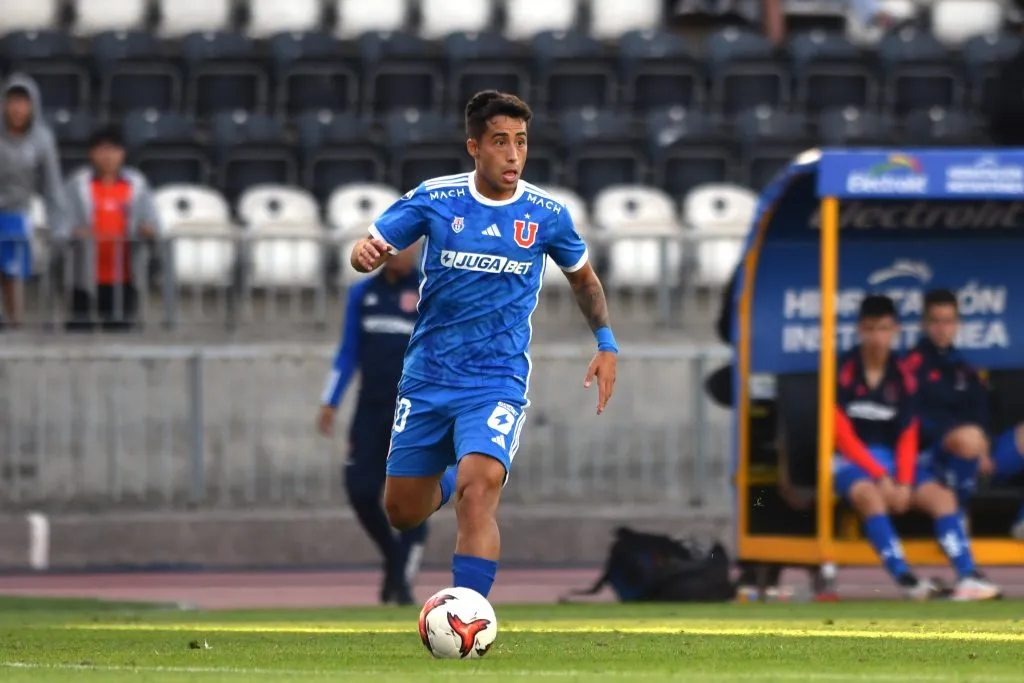 Lucas Assadi en acción por la U de Chile. (Alejandro Pizarro Ubilla/Photosport).