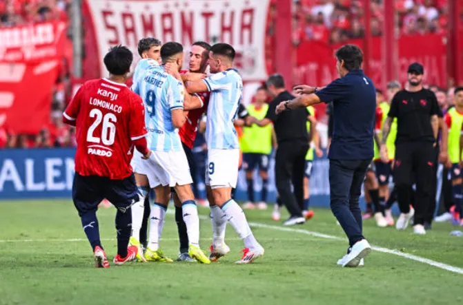Iván Marcone encaró fieramente a Adrián Maravilla Martínez. (Foto. Getty Images).