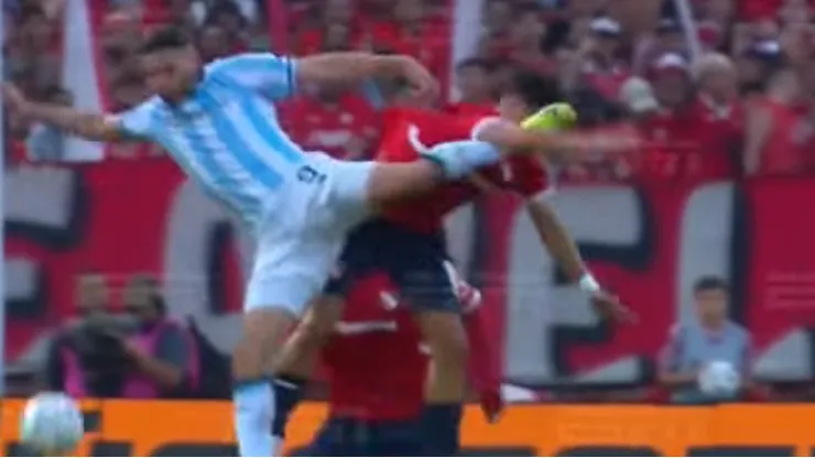 Con este patadón, el goleador de Racing Club dejó ensangrentado a Pablo Galdames.