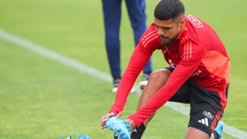 Paulo Díaz salió con alguna lesión del entrenamiento de Chile.