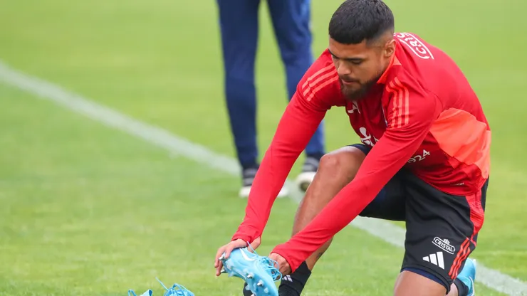 Paulo Díaz salió con alguna lesión del entrenamiento de Chile.