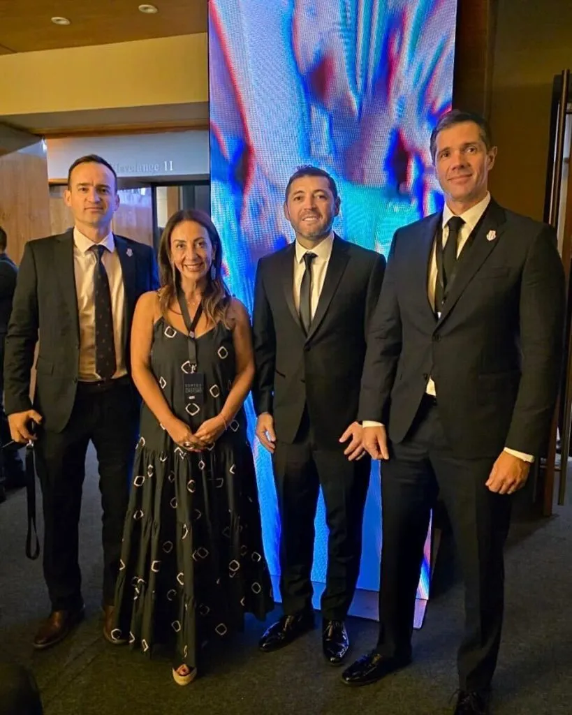 Michael Clark en el sorteo de la Copa Libertadores 2025, con otros dirigentes de U de Chile y José Rojas. Foto: U de CHILE