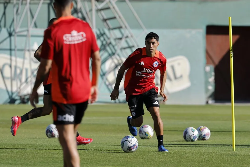 Luciano Cabral en una práctica de la selección chilena para los duelos ante Paraguay y Ecuador. (Javier Torres/Photosport).