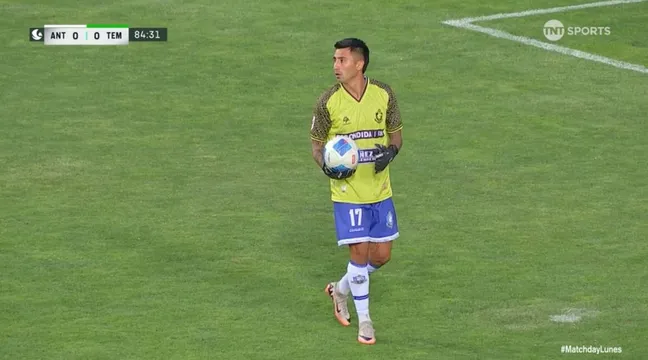 Byron Nieto tras tomar la primera pelota como arquero. (Captura TNT Sports).