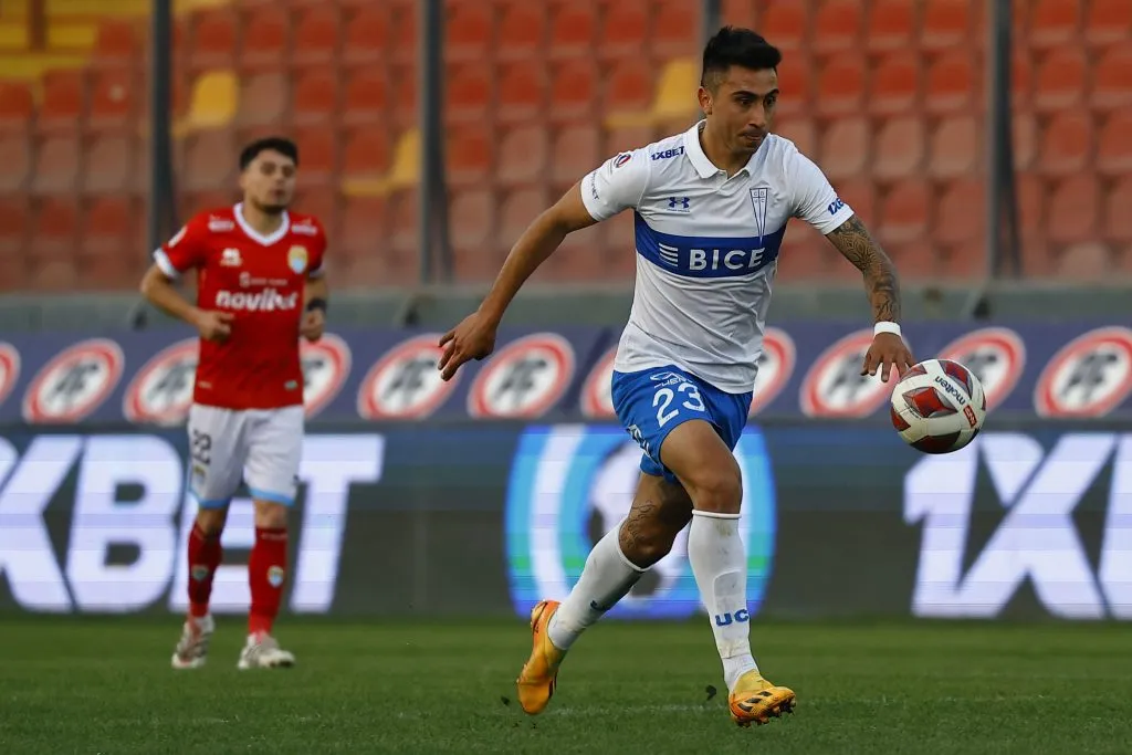 Byron Nieto en acción por la Universidad Católica, donde disputó 27 partidos. (Marcelo Hernández/Photosport).
