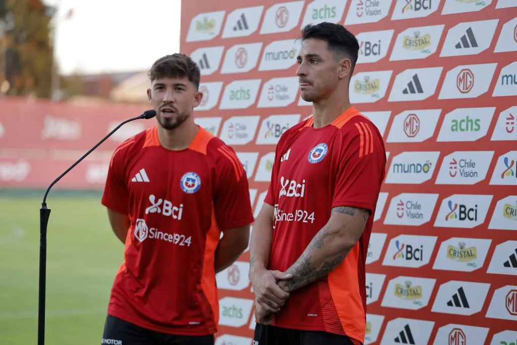 Felipe Loyola junto a Fernando Zampedri en una conferencia de la Roja. (Javier Torres/Photosport).
